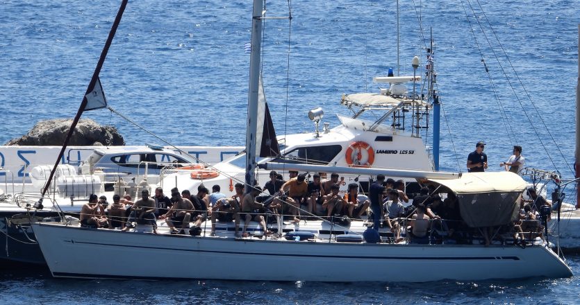 Από το πρωί της 17ης Αυγούστου και μέσα σε λιγότερο από 24 ώρες, τρία σκάφη γεμάτα μετανάστες έφτασαν στα Κύθηρα: το πρώτο με 97 επιβαίνοντες (τα 55 παιδιά) προσάραξε ακυβέρνητο σε βραχώδη ακτή, ένα παρόμοιο σκάφος με 73 επιβαίνοντες εντοπίστηκε στον μώλο Καψαλίου (φωτογραφία) και ένα ιστιοφόρο-φάντασμα, σημαίας ΗΠΑ, βρέθηκε προσαραγμένο στον Λιμνιώνα Κυθήρων. Είχε μεταφέρει 71 άτομα. Φωτ. γιωργος σαμιος/ kythera.news