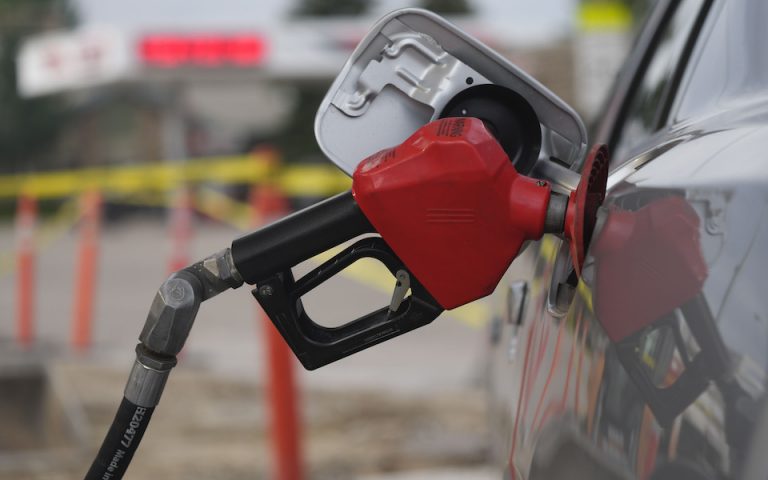 ΗΠΑ: Η τιμή της βενζίνης πέφτει εδώ και 57 ημέρες