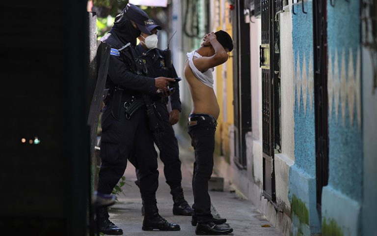 Ελ Σαλβαδόρ: 50.000 συλλήψεις στον «πόλεμο κατά των συμμοριών»