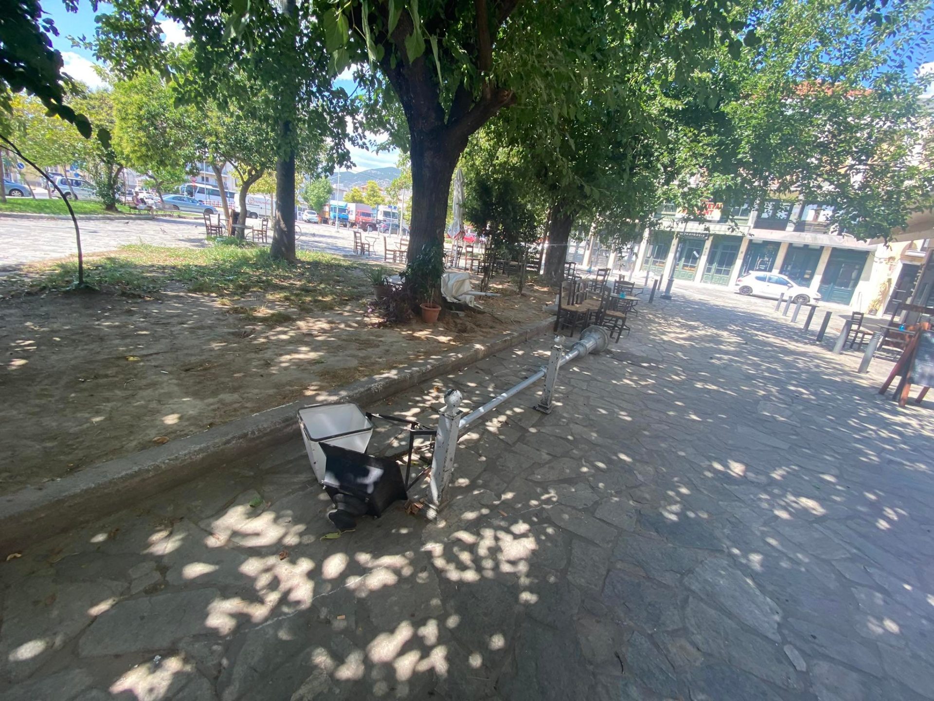 Καλαμάτα: Ζημιές στην πλατεία Όθωνος από ξαφνικό ανεμοστρόβιλο (εικόνες)-2