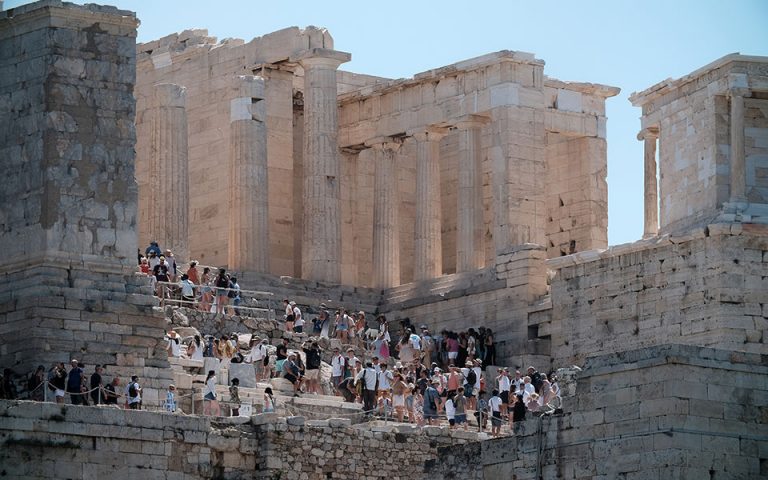 Περισσότεροι από 16.000 τουρίστες επισκέπτονται κάθε ημέρα την Ακρόπολη