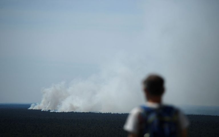 Βερολίνο: Εκτός ελέγχου η πυρκαγιά στο δάσος Γκρούνεβαλντ – Συνεχείς οι εκρήξεις