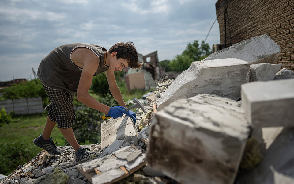 Ουκρανία: Εθελοντές στη «μάχη» της ανοικοδόμησης-2