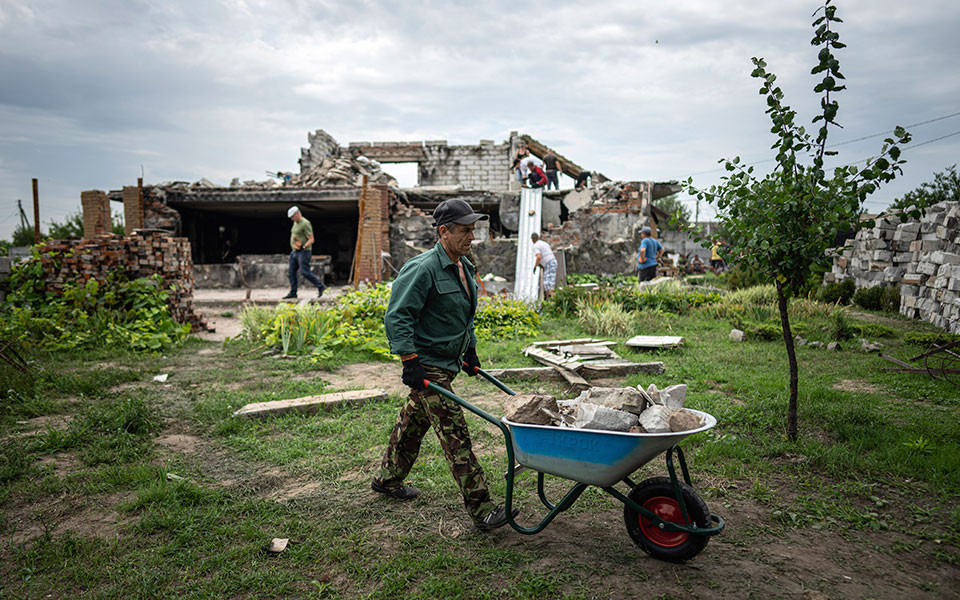 Ουκρανία: Εθελοντές στη «μάχη» της ανοικοδόμησης-3