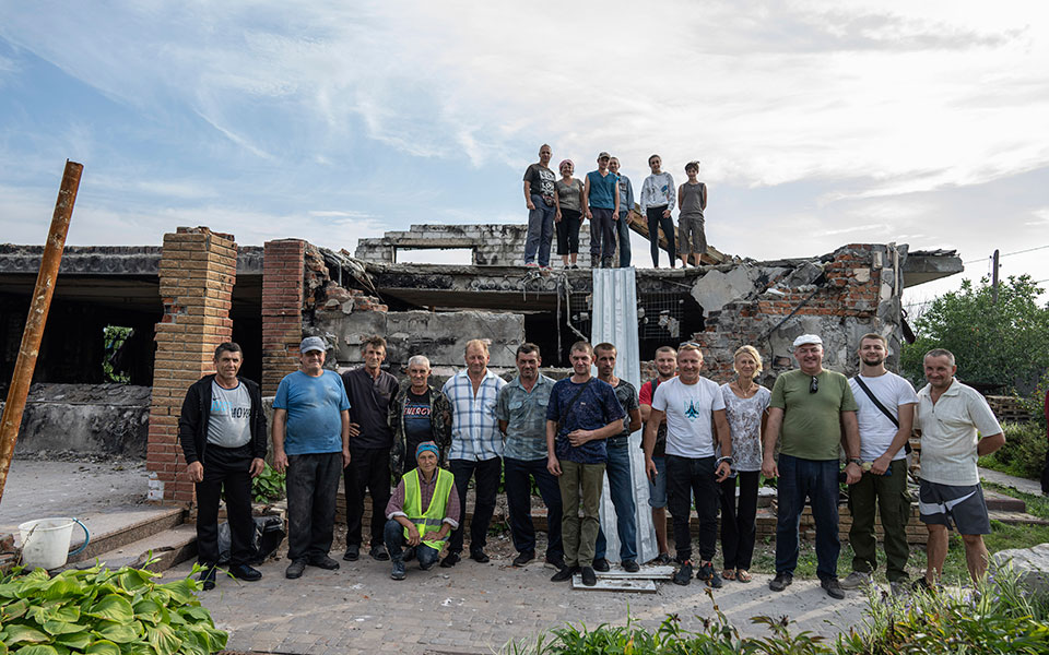 Ουκρανία: Εθελοντές στη «μάχη» της ανοικοδόμησης-5