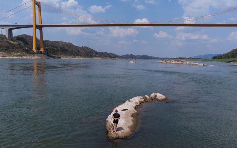 Κίνα: Η μείωση της στάθμης του ποταμού Γιανγκτσέ «αποκάλυψε» ένα νησάκι και τρία αγάλματα
