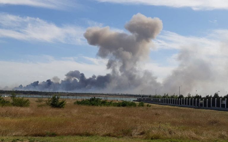 Ουκρανία: Μεγάλες ζημιές από τις εκρήξεις στην αεροπορική βάση της Κριμαίας – Σε κατάσταση έκτακτης ανάγκης η περιοχή