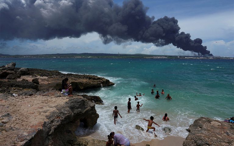 Κούβα: Τουλάχιστον ένας νεκρός από τη μεγάλη πυρκαγιά σε πετρελαϊκές εγκαταστάσεις