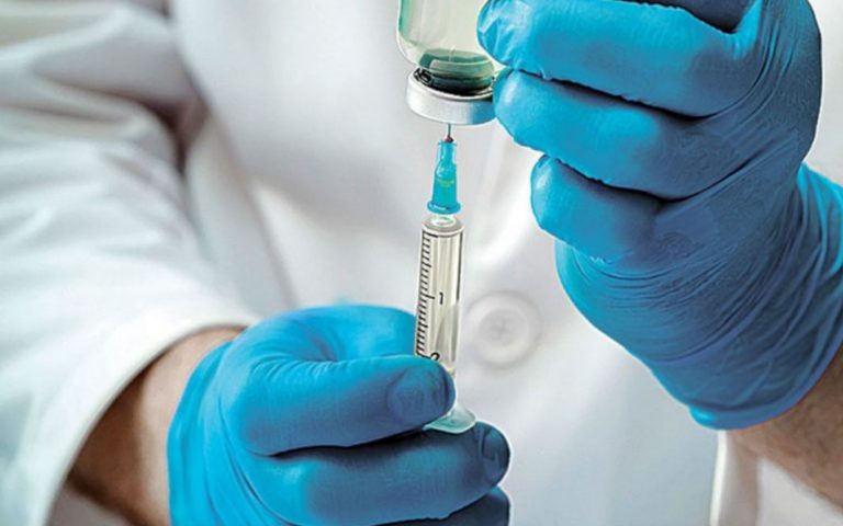 Κορωνοϊός: Η Βρετανία ενέκρινε το εμβόλιο κατά της Όμικρον