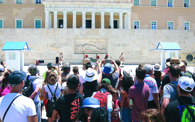 Δεκαπενταύγουστος στην Αθήνα και στα νησιά – Το μεγάλο comeback του ελληνικού τουρισμού
