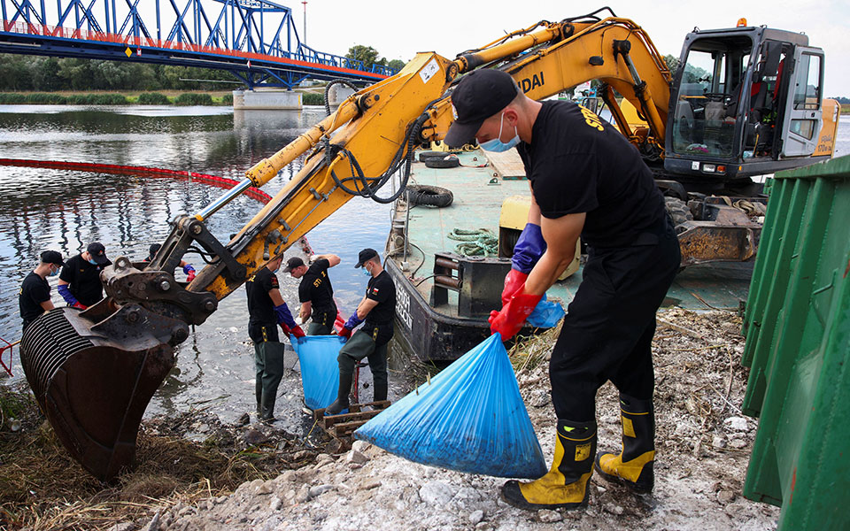 Πολωνία: Τους 100 τόνους φτάνουν τα νεκρά ψάρια στον ποταμό Όντερ-1
