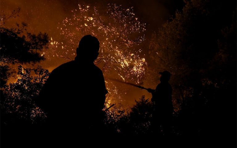 Φωτιά: Ολονύχτια μάχη με τις φλόγες στο Άγιο Όρος