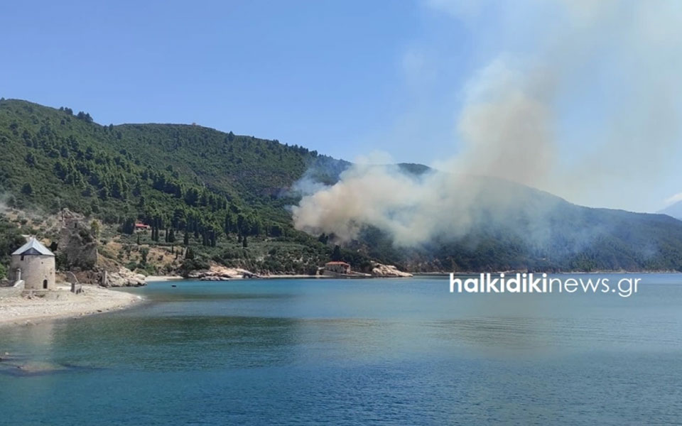 Μάχη με τις φλόγες σε Άγιο Όρος, Χαλκίδα, Κόνιτσα και Ξάνθη-1