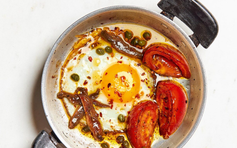 Αυγά μάτια με κάππαρη, αντζούγιες και χοντροκομμένη ντομάτα