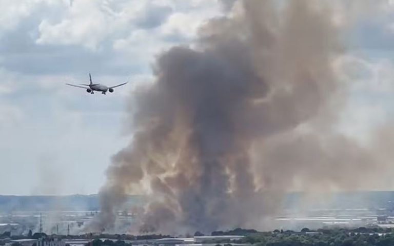 Λονδίνο: Φωτιά ξέσπασε κοντά στο αεροδρόμιο του Χίθροου