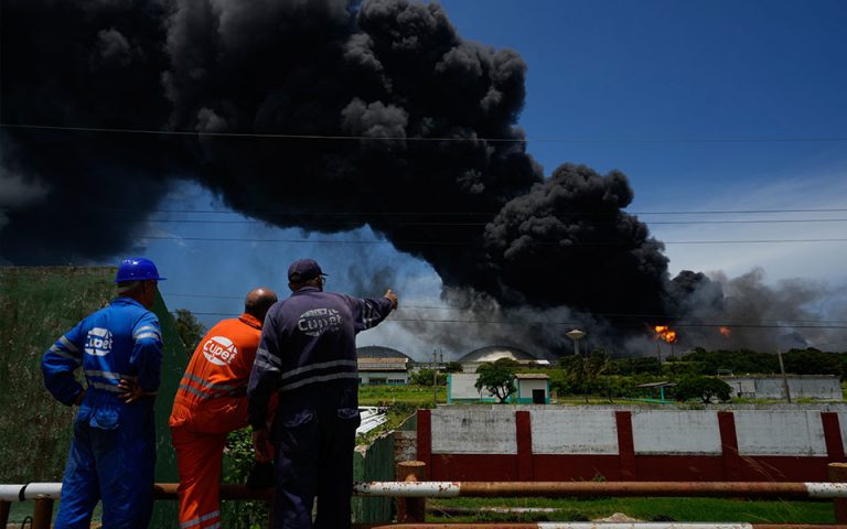 Κούβα: Ανεξέλεγκτη η πυρκαγιά σε πετρελαϊκές εγκαταστάσεις – Ένας νεκρός και 16 αγνοούμενοι
