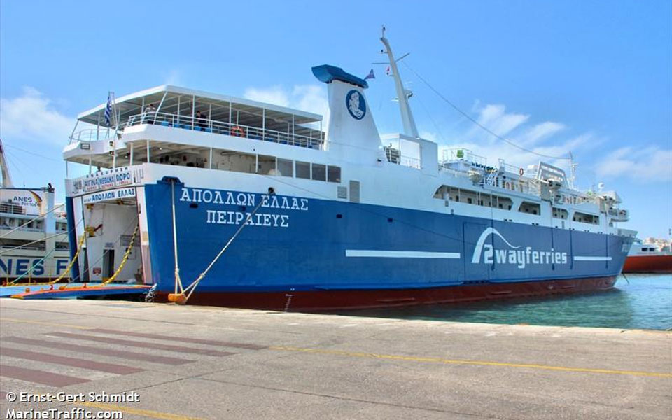 Αίγινα: Πρόσκρουση επιβατικού πλοίου στο λιμάνι