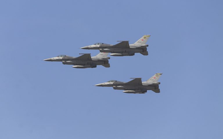 Διαψεύδει η Αθήνα τους τουρκικούς ισχυρισμούς για «κλείδωμα» F-16 από τους ελληνικούς S-300