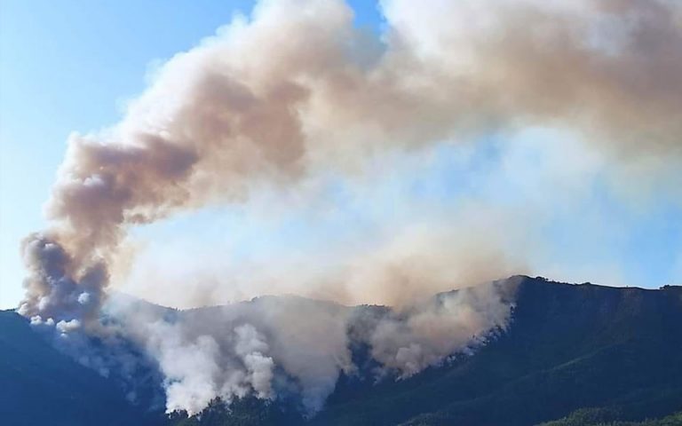 Πυρκαγιά στη Θάσο: Ενισχύονται οι δυνάμεις πυρόσβεσης – Μήνυμα του 112 για τα Κοίνυρα