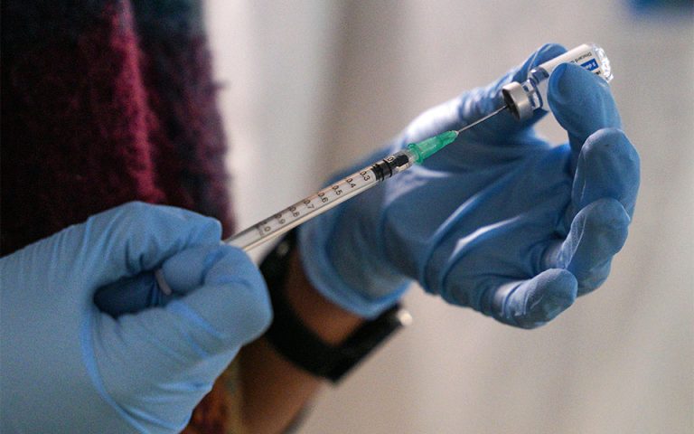 Πλεύρης: Έρχονται από τον Οκτώβριο σε δύο φάσεις τα επικαιροποιημένα εμβόλια για τον κορωνοϊό