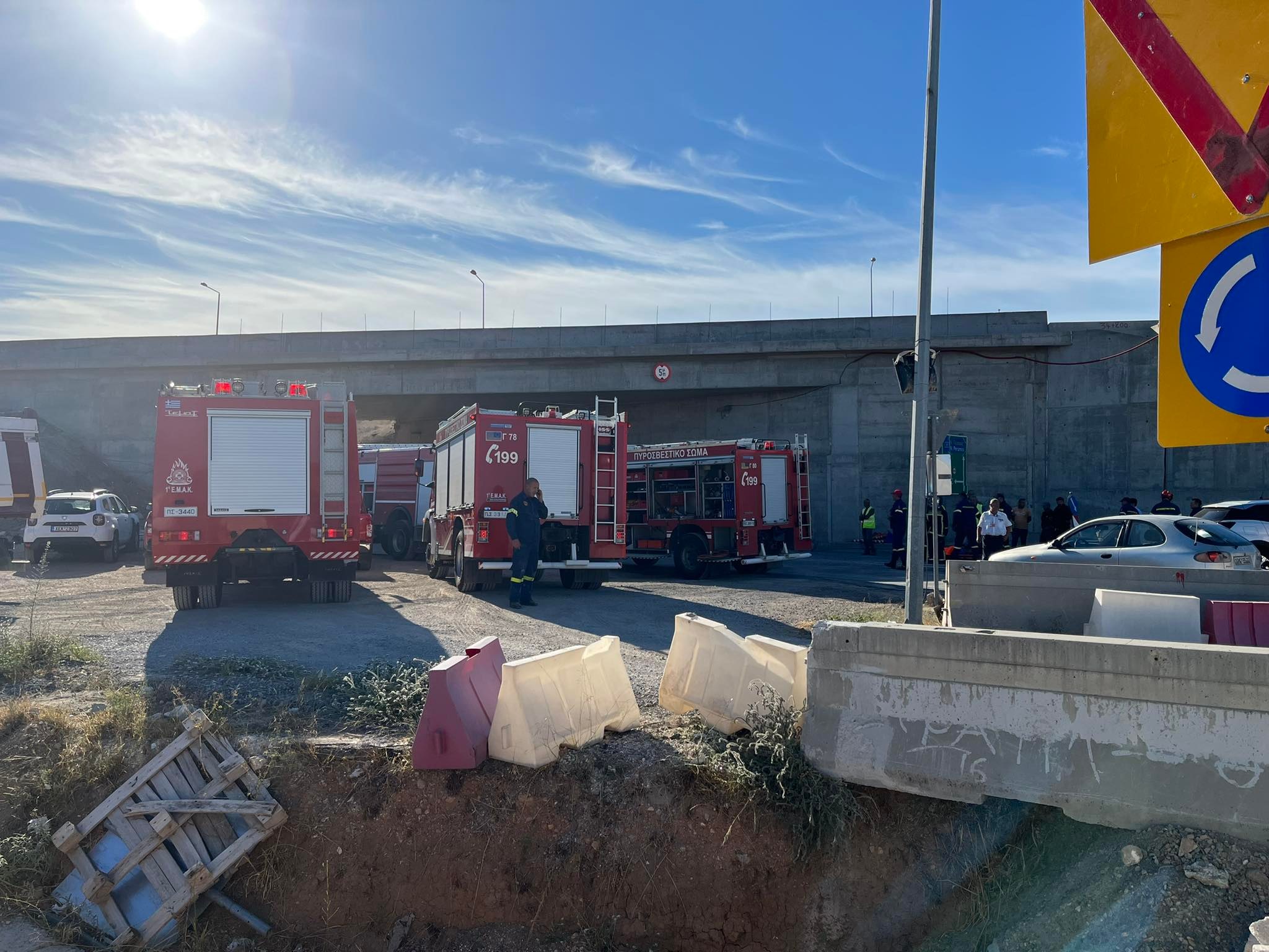 Μέγαρα: Κατέρρευσε υπό επισκευή γέφυρα – Ένας τραυματίας (εικόνες)-2
