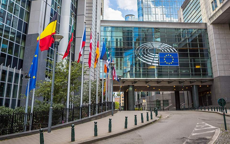 Erogazione di una tranche di 21 miliardi di euro con messaggi a Roma della Commissione
