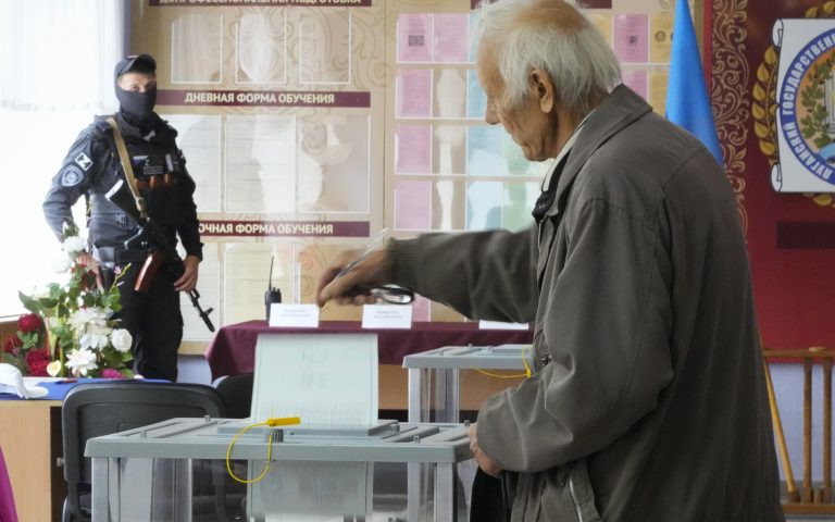 «Είτε πας είτε δεν πας, “ζωγραφίζουν” την ψήφο σου» – Οι κάλπες του Πούτιν διχάζουν και την ομογένεια