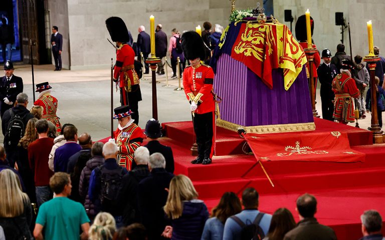 Ελισάβετ: Σήμερα η κηδεία – Υψηλοί προσκεκλημένοι και απλός κόσμος  αποχαιρετούν τη βασίλισσα | Η ΚΑΘΗΜΕΡΙΝΗ