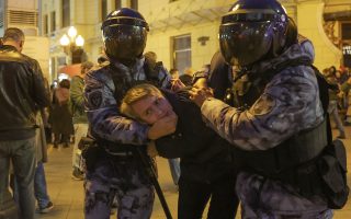 Ρωσία: «Στο μέτωπο ή στη φυλακή» οι δύο επιλογές των διαδηλωτών που συλλαμβάνονται-1