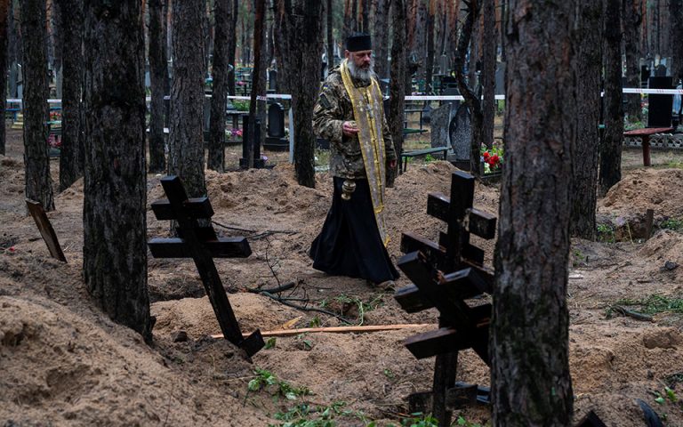 Ζελένσκι: Βρέθηκαν δύο ακόμη ομαδικοί τάφοι στο Ιζιούμ