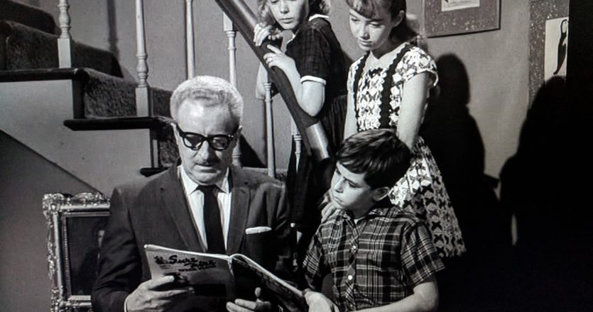 Λάτρης της λογοτεχνίας του φανταστικού, ο Μπράντμπερι συμμετείχε στη δημιουργία σεναρίων της «Ζώνης του λυκόφωτος» (φωτογραφία), αμερικανικής τηλεοπτικής σειράς, διάσημης για τις μυστήριες, γκροτέσκες ιστορίες της.