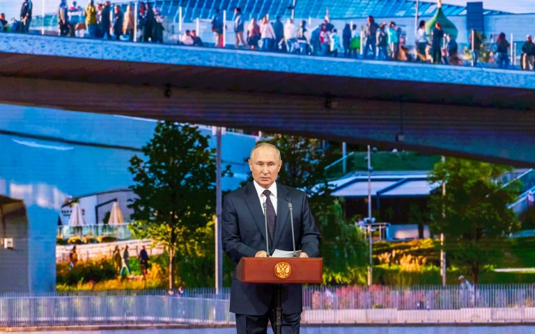 Τους μύθους του Πούτιν διαλύει η υποχώρηση των Ρώσων