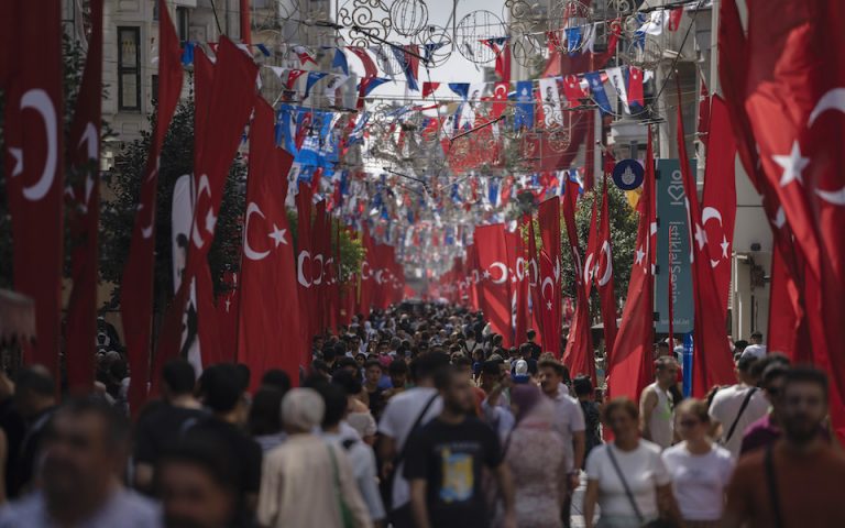 Η πλειονότητα των Τούρκων αποκηρύσσει την ένταση με την Ελλάδα ως προεκλογικό τρικ
