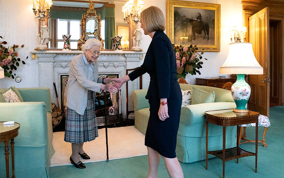 Επίσημα πρωθυπουργός της Βρετανίας η Λιζ Τρας – Συνάντησε την Ελισάβετ-1