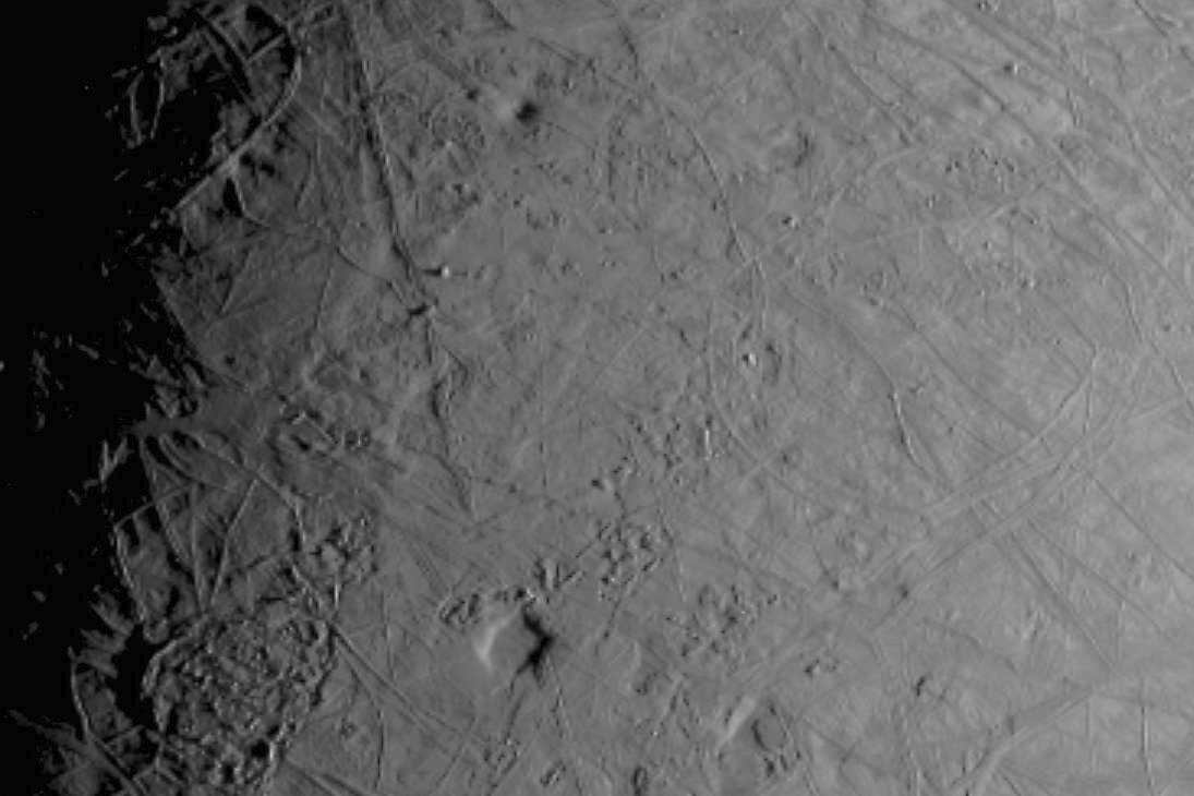 NASA: Nuove foto mozzafiato da Europa-2