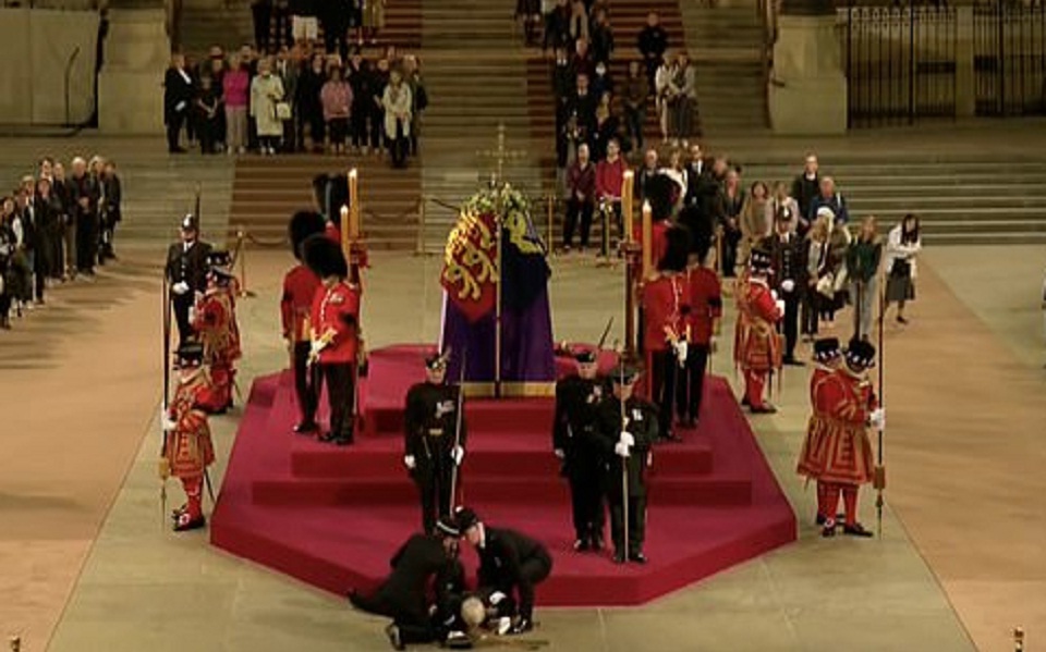 Λονδίνο: Η στιγμή που βασιλικός φρουρός λιποθυμά μπροστά στο φέρετρο της Ελισάβετ (βίντεο)