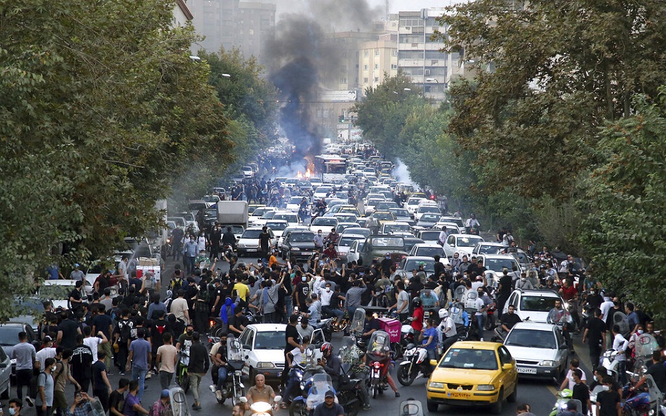 Το Ιράν «φλέγεται»: 17 νεκροί, μαζικές διαδηλώσεις και μπλακ άουτ στα social media-3