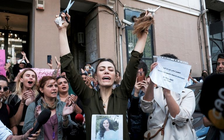Το Ιράν «φλέγεται»: 11 νεκροί, μαζικές διαδηλώσεις και μπλακ άουτ στα social media