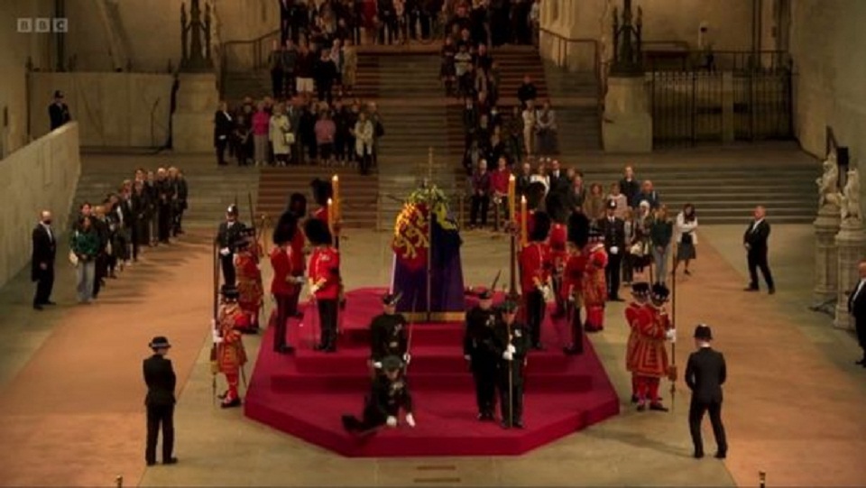 Λονδίνο: Η στιγμή που βασιλικός φρουρός λιποθυμά μπροστά στο φέρετρο της Ελισάβετ (βίντεο)-1