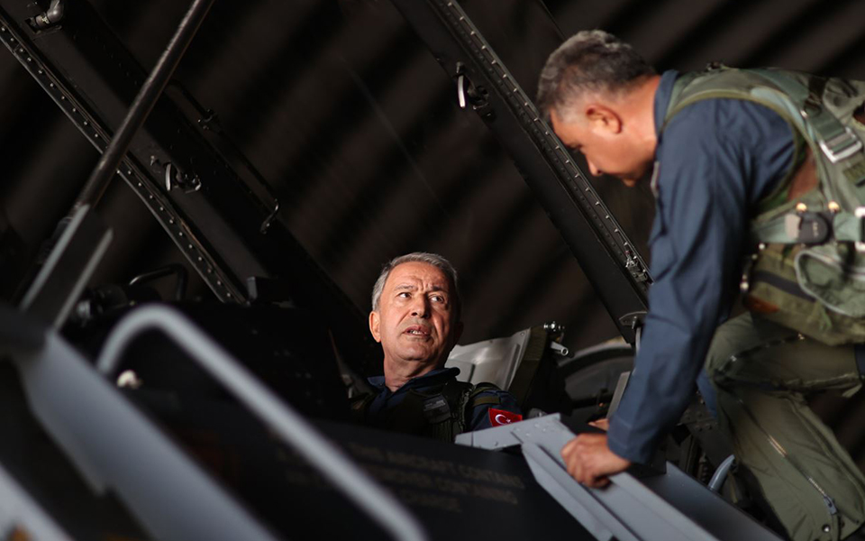 Προκλητικό σόου Ακάρ: Πέταξε με F-16 στο Βόρειο Αιγαίο