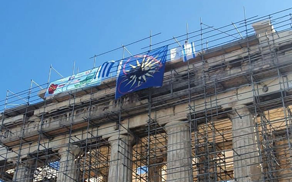 Un bărbat a urcat în Partenon și a atârnat steagurile-1