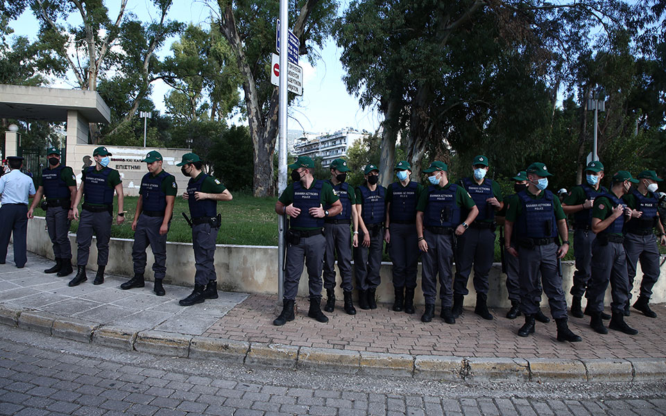 Πανεπιστημιακή Αστυνομία: Σκηνικό έντασης έξω από την είσοδο του ΕΚΠΑ στου Ζωγράφου-7