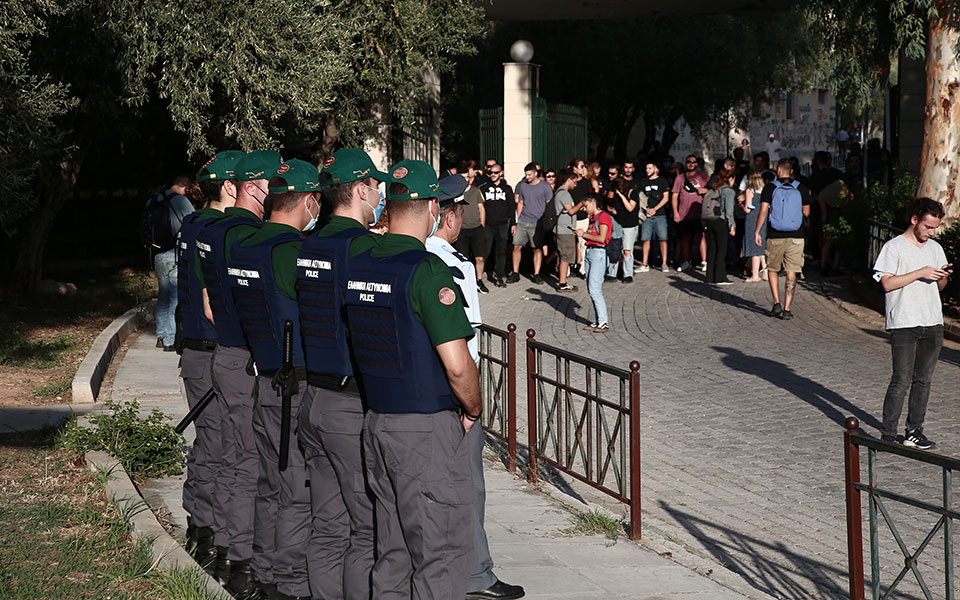 Πανεπιστημιακή Αστυνομία: Σκηνικό έντασης έξω από την είσοδο του ΕΚΠΑ στου Ζωγράφου-4