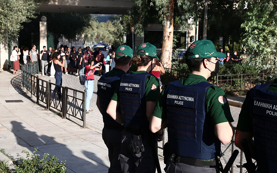 Πανεπιστημιακή Αστυνομία: Σκηνικό έντασης έξω από την είσοδο του ΕΚΠΑ στου Ζωγράφου-3