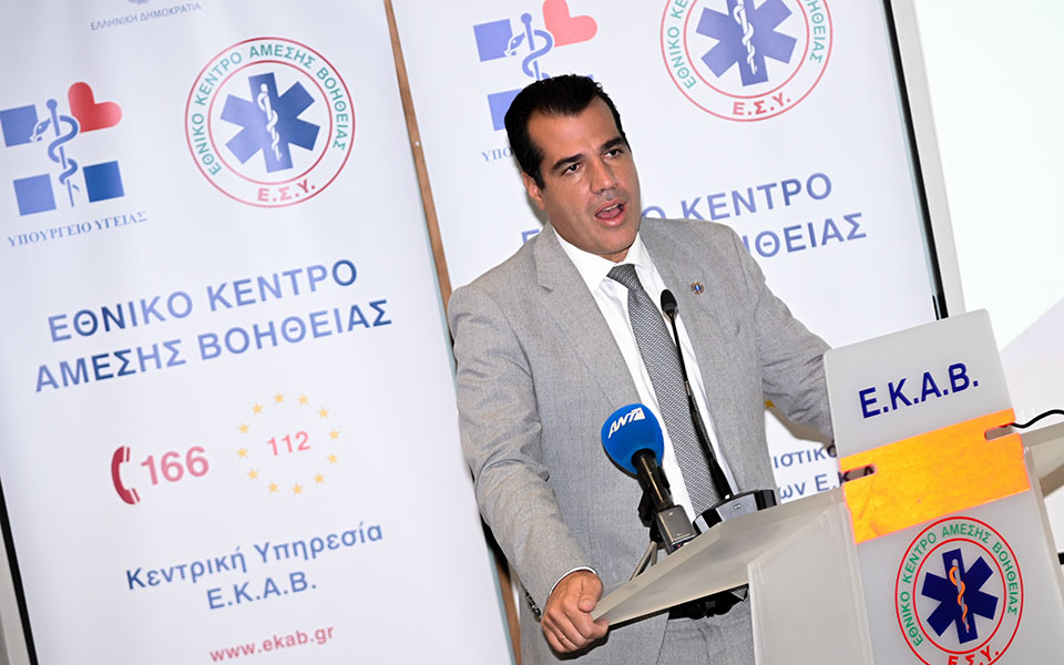 Ένωση Ελλήνων Εφοπλιστών: Δωρεά 20 ασθενοφόρων στο ΕΚΑΒ-3