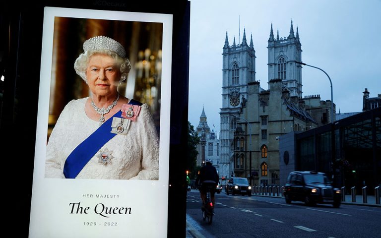 Βασίλισσα Ελισάβετ: Ο «οδηγός εθνικού πένθους» του Μπάκιγχαμ – Τι ορίζει το πρωτόκολλο για τη στέψη του Καρόλου