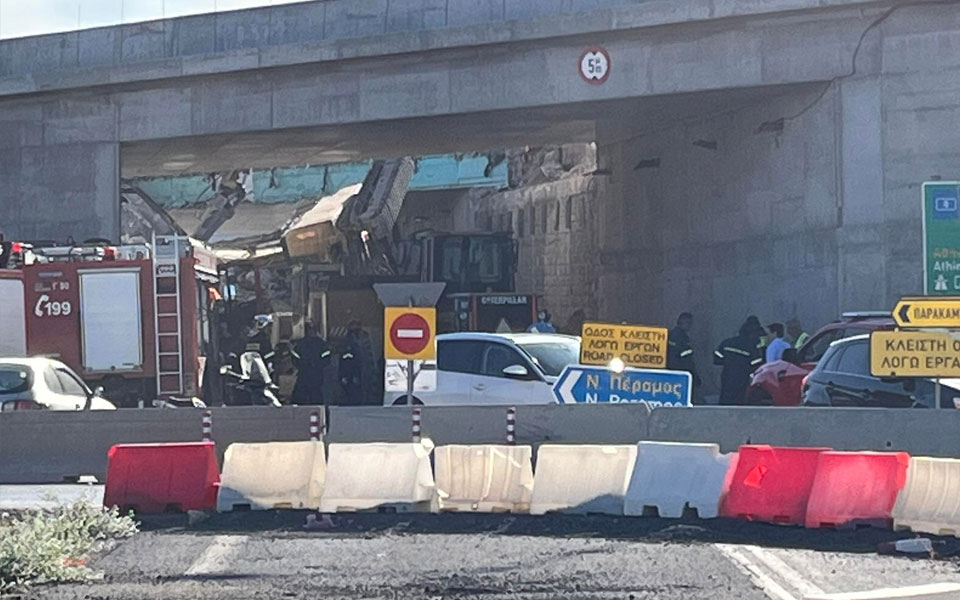 Μέγαρα: Κατέρρευσε υπό επισκευή γέφυρα – Δύο τραυματίες (εικόνες)