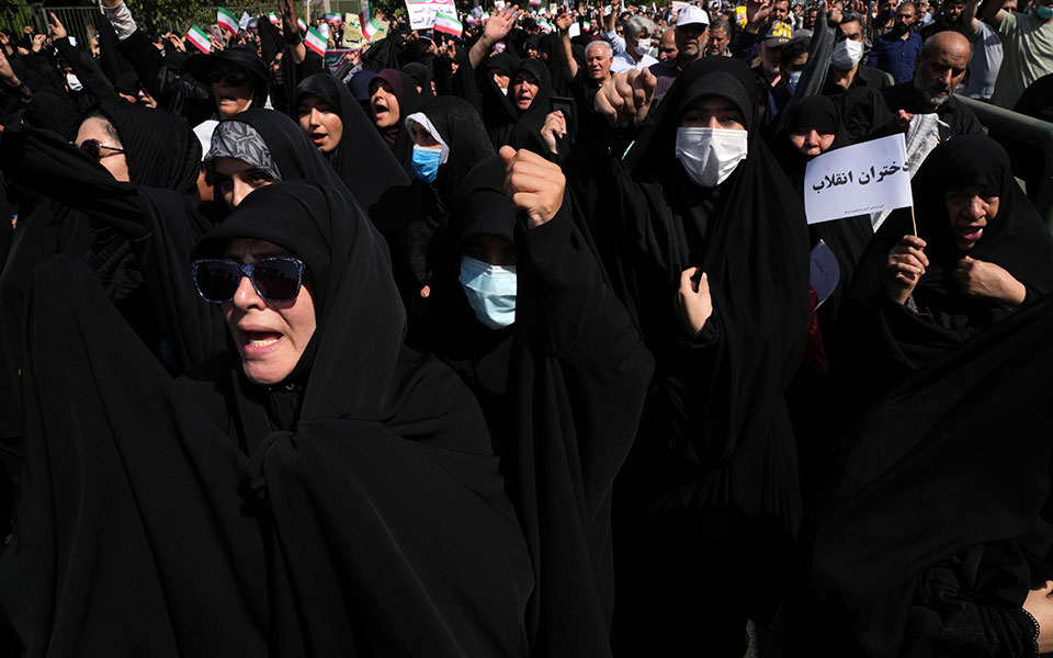 Ιράν: Καζάνι που βράζει η χώρα – Αντιδιαδηλώσεις και στρατός απέναντι στην «εξέγερση των χιτζάμπ»-1