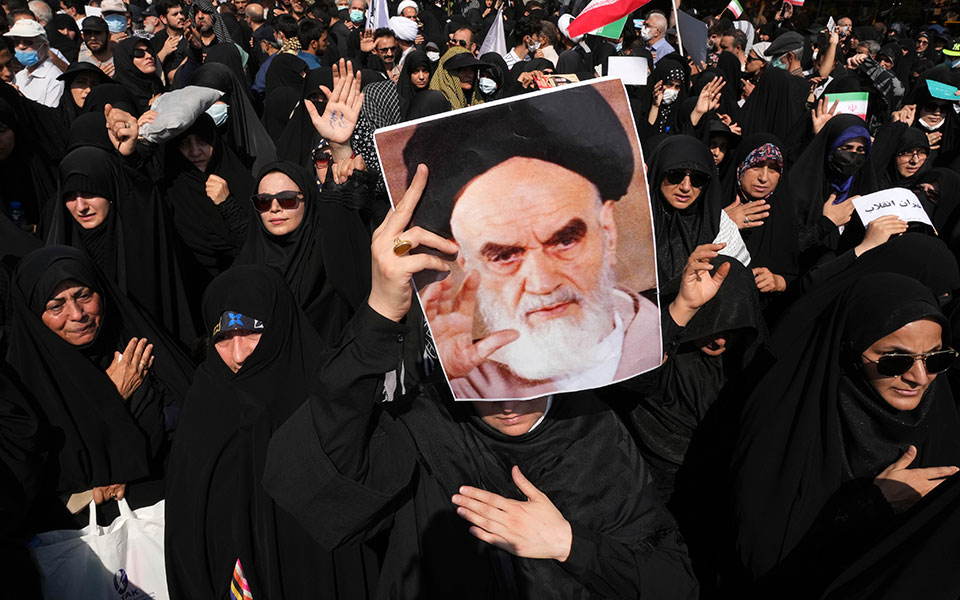 Ιράν: Καζάνι που βράζει η χώρα – Αντιδιαδηλώσεις και στρατός απέναντι στην «εξέγερση των χιτζάμπ»-2