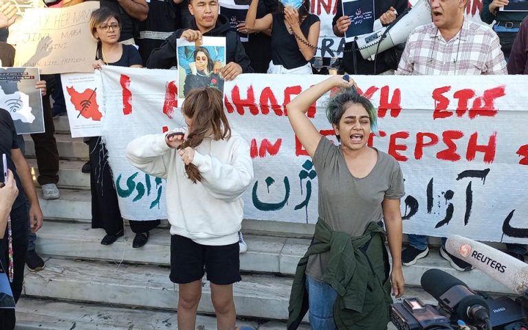 Διαμαρτυρία Ιρανών στο Σύνταγμα: Γυναίκες έκοψαν τα μαλλιά τους και έκαψαν χιτζάμπ (εικόνες)